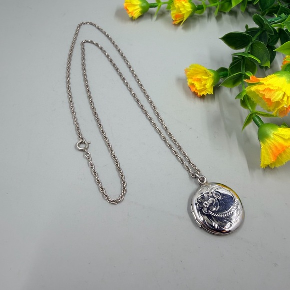 925 Gore L Sterling Silver Signed Etched Locket Pendant Necklace - Picture 2 of 6